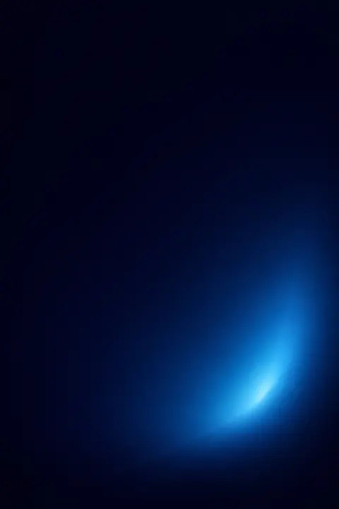 Fondo de pantalla azul marino oscuro minimalista con un brillo suave de luz en una esquina