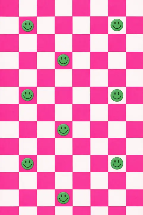 Fondo preppy de damero rosa y blanco con pequeñas caritas sonrientes
