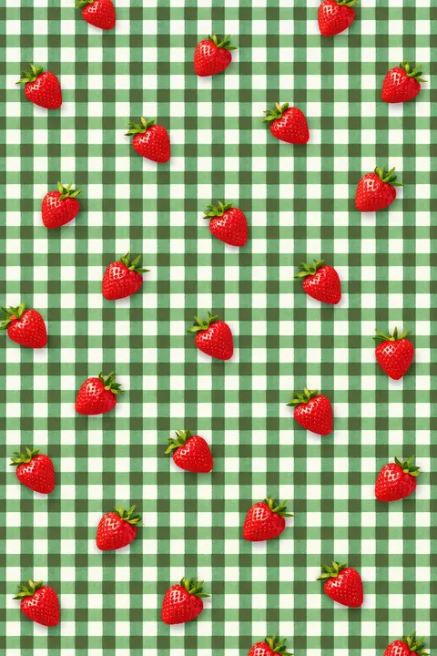 Fondo preppy de gingham verde con fresas rojas