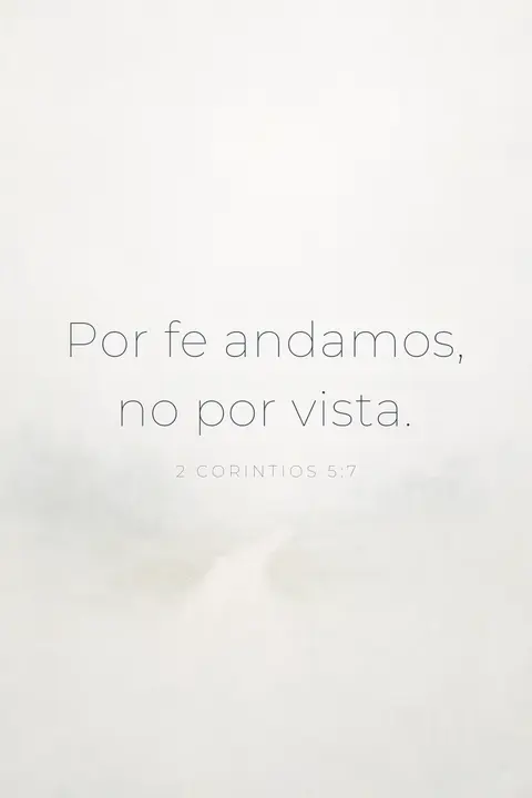 Fondo de pantalla cristiano con 2 Corintios 5:7 en tipografía sans fina sobre niebla pálida y un sendero