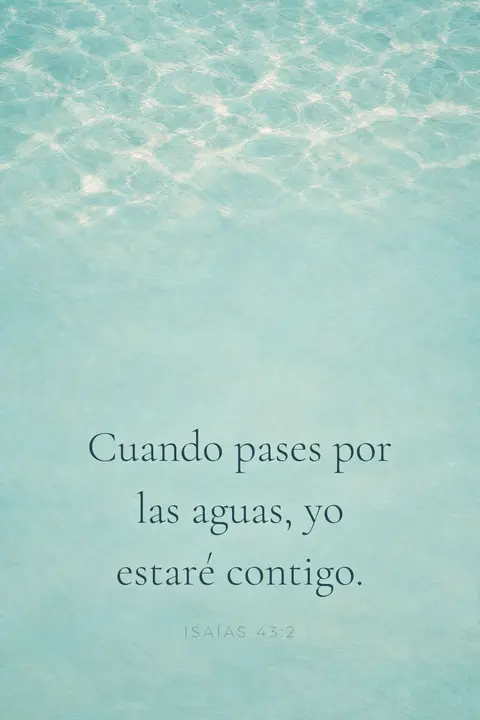 Fondo de pantalla cristiano con Isaías 43:2 en tipografía serif sobre olas suaves de mar turquesa
