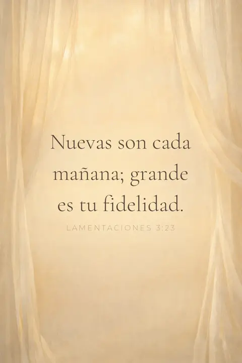 Fondo de pantalla cristiano con Lamentaciones 3:23 en tipografía serif sobre luz matinal tras una cortina