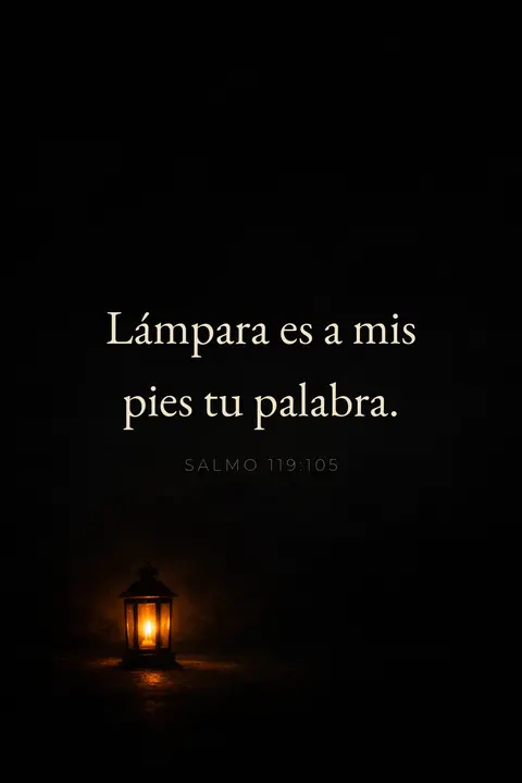 Fondo de pantalla cristiano con el Salmo 119:105 en tipografía marfil sobre negro con el brillo de una linterna