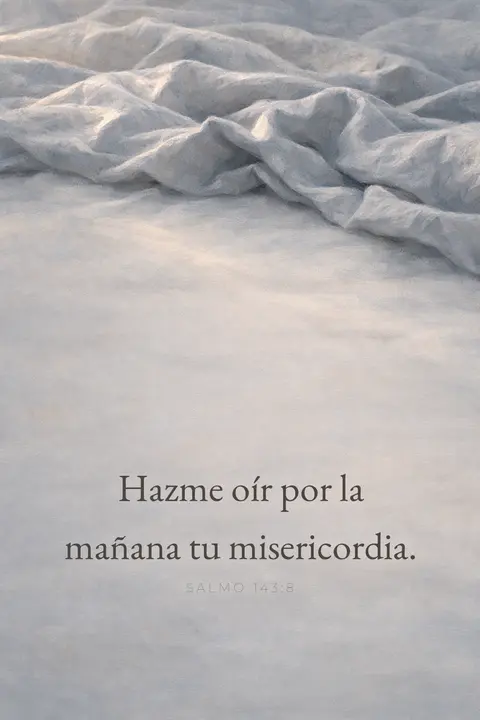 Fondo de pantalla cristiano con el Salmo 143:8 en tipografía serif sobre luz del alba en lino gris